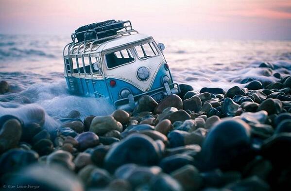 socelveiculos's tweet photo. Vejam que legal essa fotografia de uma miniatura da VW Kombi http://t.co/ZDZeDRxNWy http://t.co/sP0hCgRxn2