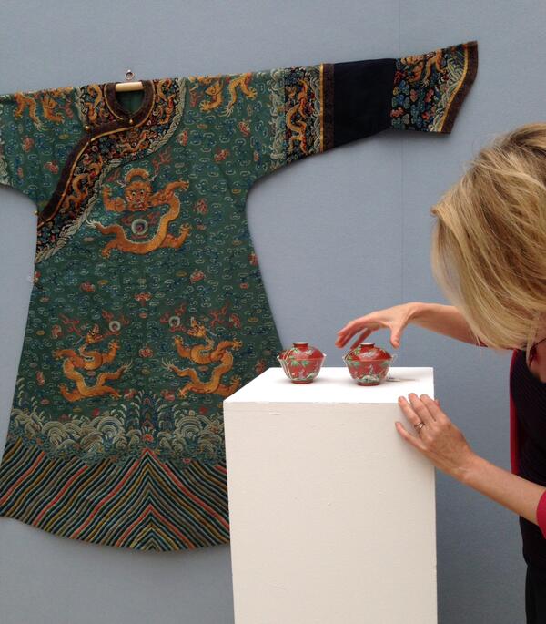 ChristiesInc's tweet image. #SouthKenSpotlight: a specialist installs a pair of Famille Rose coral-ground bowls from our #AsiaWeek London sales.