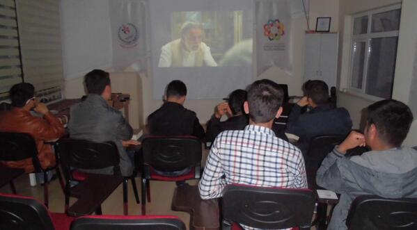 Gençlerle bu akşam kitap okuduk yedik içtik film izledik