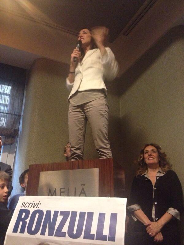 LiciaRonzulli's tweet photo. La mamma mi ha fatto piccola quindi devo fare di necessità virtù e salto sul podio! ;-) #Genova http://t.co/VgnUKXuY3a