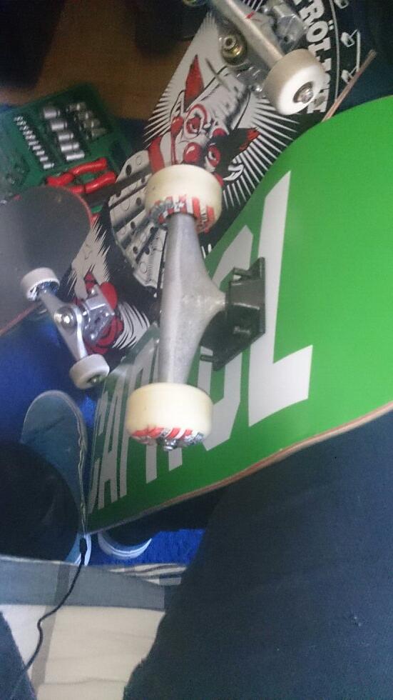 Anto26DF's tweet photo. montando la pedazo @CapitolSkate de @Alezzio5 pillada en la tienda mas heavy de sk8. @CustomizarteSk8! GRANDES!! http://t.co/Y8iAIFo5UI