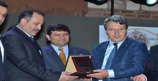 Ankara Güdef baş Hamdi Aslan bey  plaket verirken <a href="/ankaragudef/">ANKARA GÜDEF</a> <a href="/enesolguntr/">Enes OLGUN</a>