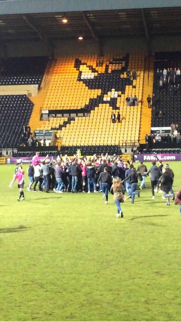 NTUcheerleading's tweet image. TRENT WIN 3-1... and invade the pitch in true trent fashion @NTUMensFootball they do what they want #whatsecurity?