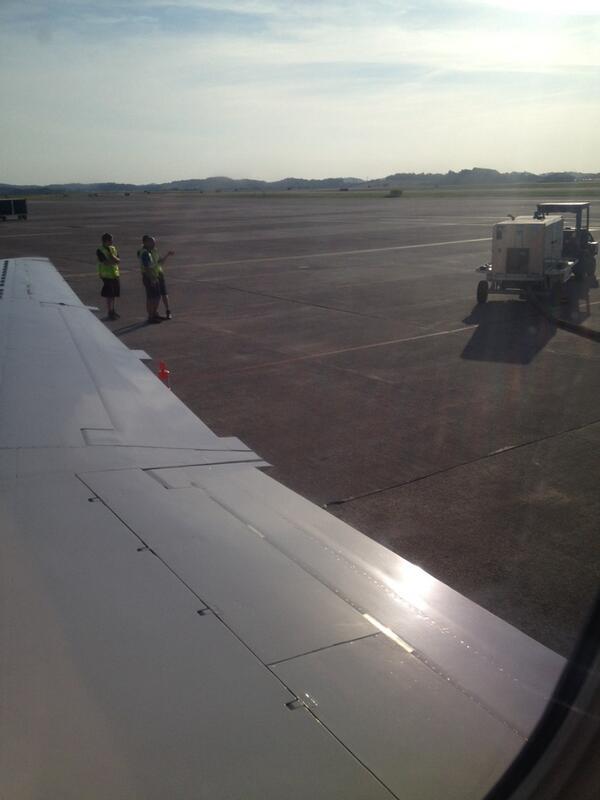 Roasting in an airplane at Knoxville airport. Stuck on <a href="/united/">United Airlines</a> flight 4145 to Houston. Engines won't turn on. 😡