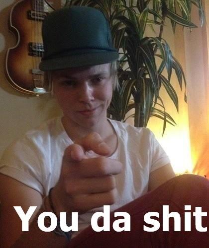 bl00dstr3am's tweet photo. To the 1.8 million people following Ashton http://t.co/YM5qs3iDGB