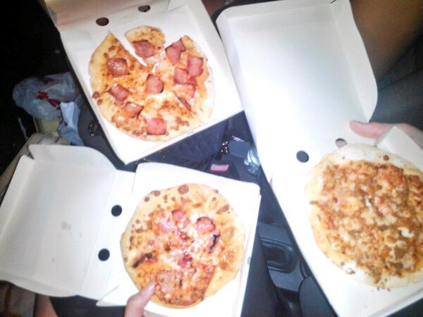 Cata_8923's tweet photo. De pizzas con mis niñas @Natalia_virgo  &amp; @RocioGuerrer0 http://t.co/2LDbTMsqCJ