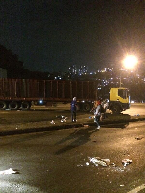 santafebaruta's tweet photo. Atraviesan gandola en la Autopista Prados del Este, altura Santa Fe 19:10 #12M #Comunicas http://t.co/yNoxBp1xAo (via @JesusIzquierd11)