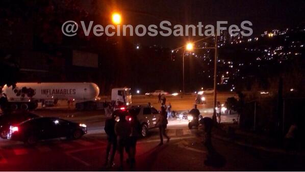 VecinosSantaFeS's tweet photo. #12M 7:22pm gandola de gas se atraviesa en PDE cerrado totalmente el paso sentido n-s @traffiCARACAS @ReporteYa http://t.co/htQLcHHvoW