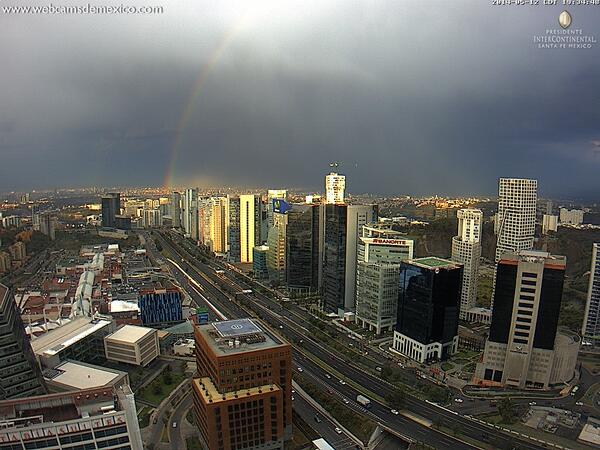 Deb_Estrella's tweet photo. “@webcamsdemexico: Espectacular arcoiris en este momento en la Ciudad de México visto desde Santa Fe http://t.co/BBCZ37hP51” bello!!