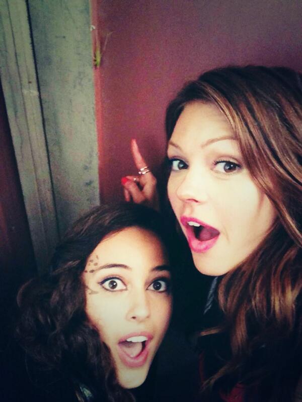 "Behind the scenes pic" We found a little friend outside emery's shed <a href="/Aimeeteegarden/">Aimeé Teegarden</a> #StarCrossed #finale