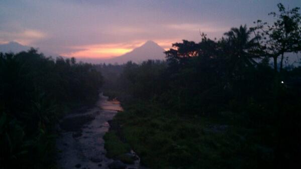 05.27 Merapiku Merapimu Merapi kami Merapi kita. Pagi hari ini dr jembatan Blongkeng Muntilan