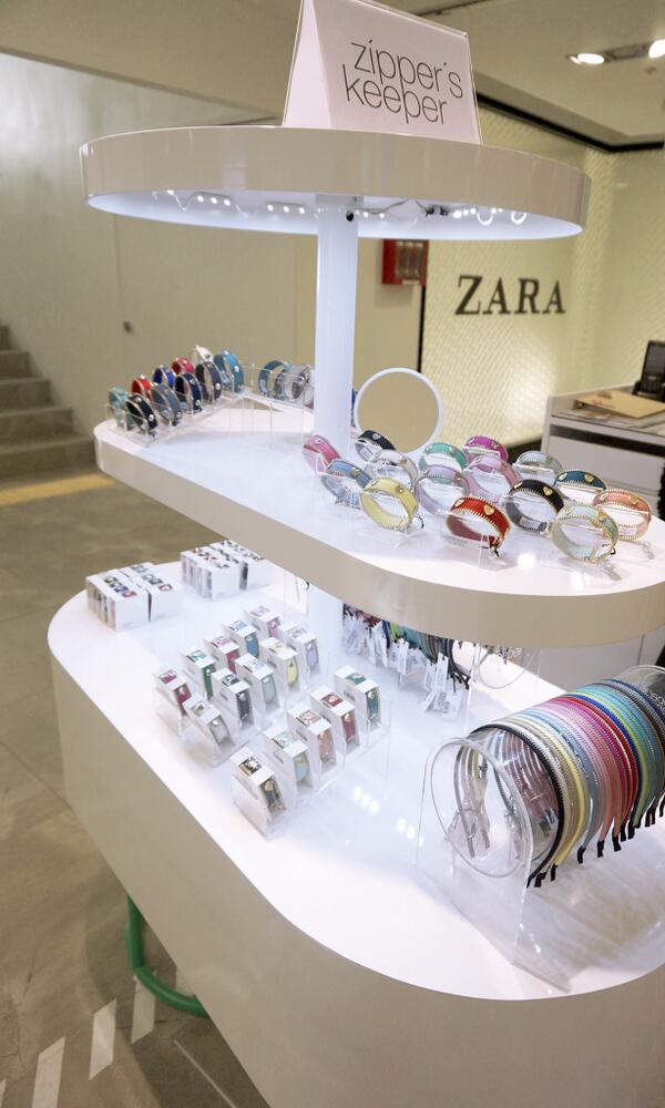 zipperskeeper's tweet photo. [입점소식] 롯데 영플라자 명동점 ACC Bloom 
이제 신상품인 JULIA 모델과 2014 Spring 컬러 전제품을 새로운 패키지로 만나실 수 있습니다. http://t.co/UfDaIswZXt http://t.co/zpmPgZRaCP