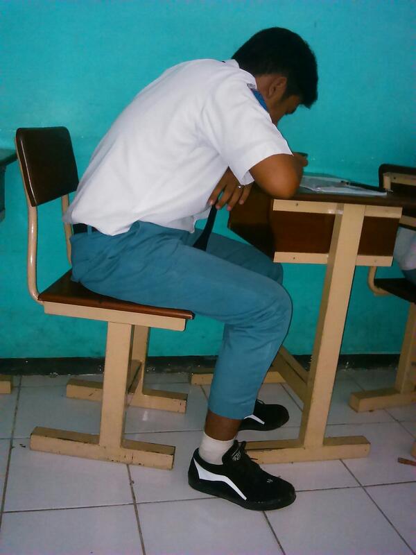 straighteen's tweet photo. Seri shoes kita di pakai @Hendri_Movu sekolah loh! Hehe keren kan? ;;) http://t.co/SVPtipQPC0