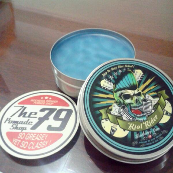 ewinnoviar's tweet photo. Thanks bro barangnya udah di tkp @79PomadeShop http://t.co/DkZN6RNApH
