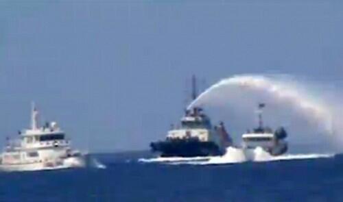 VietNewsGateway's tweet photo. Chinese vessels keep firing water at Vietnamese ships in #Vietnam's seas http://t.co/7C4nIZ3AOP http://t.co/Z34c0URw27
