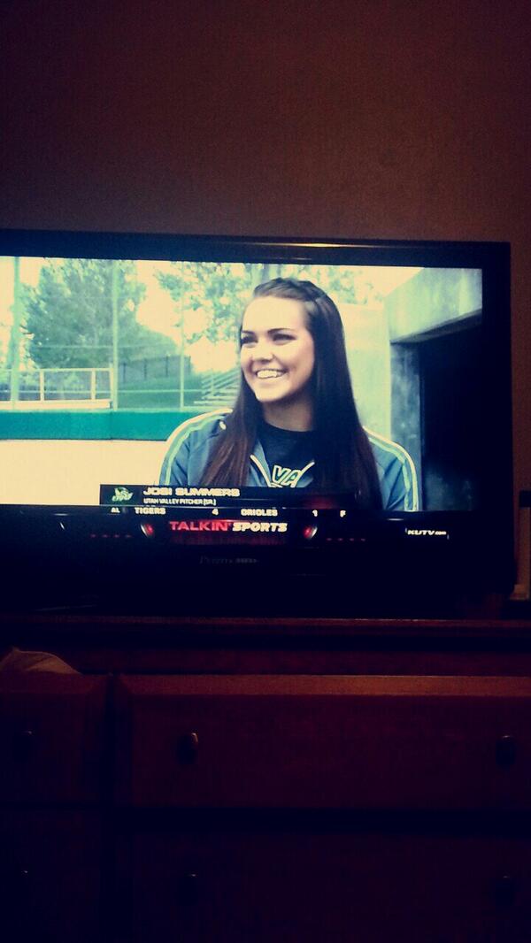 SummersKenzi's tweet photo. #livetweet Oh hey, You look familiar! #UVU #channel2news #thatsmysister @josiblair http://t.co/RqVw9yCh9V