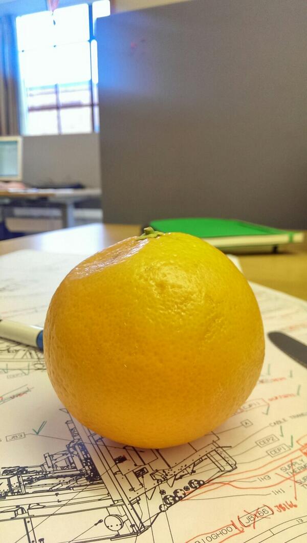 ifindoubtask's tweet image. Här blir man bjuden på bapelsin o så är den krockskadad. Suck