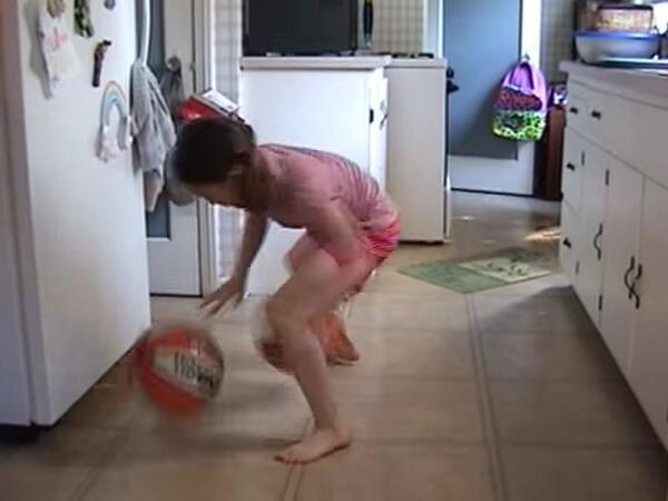 G2GTube's tweet photo. This 8-year-old girl has better ball control than u, ur friends and most members of the NBA. - http://t.co/PC2Vguz0m0 http://t.co/DkJmeVTg3n