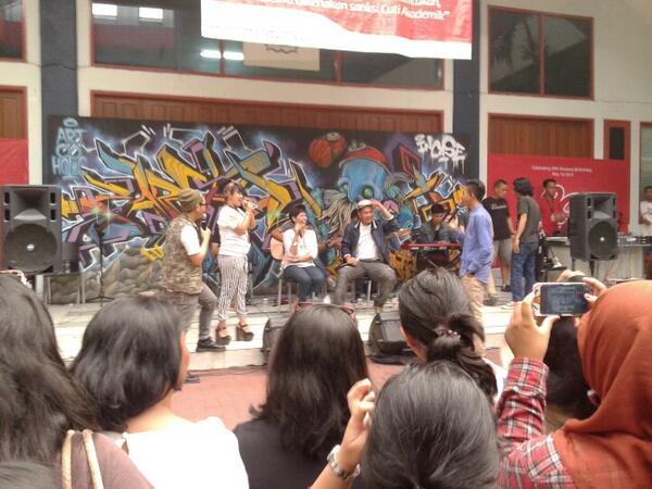 HimaPR_IS's tweet photo. @MaliqMusic on stage Mustangacir Roadshow di STIKOM InterStudi! @mustang88fm #Mustang29th #LiveReport http://t.co/CjBO7mqmUy