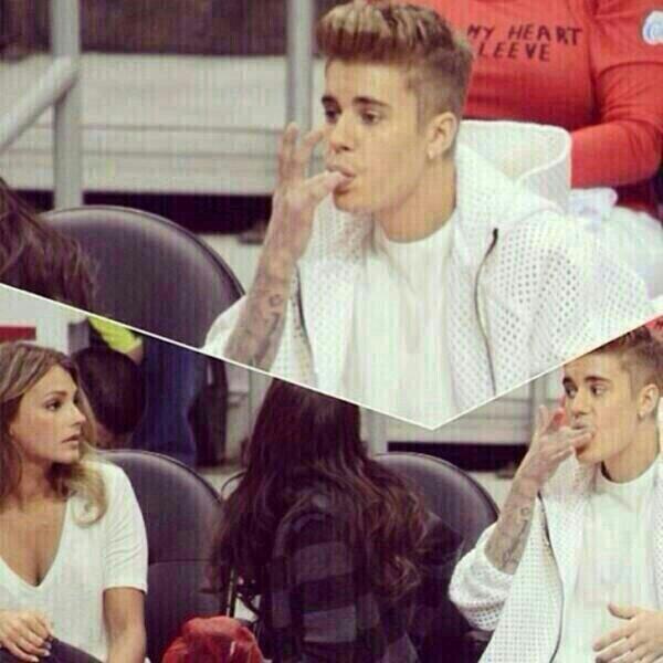 aluciamarina's tweet photo. RT justinbieberID: Jangan lupa makan siang :) http://t.co/S18gT2nGoq