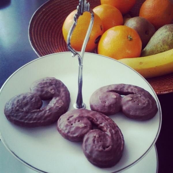 SoJuls's tweet photo. Como es de mona @anus_gege? Que me despierto y ha dejado palmeritas de chocolate para desayunar #cuquidesayuno http://t.co/Czaikn1xlq