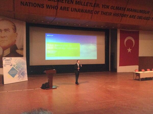 siberguvenlik's tweet photo. Microsoft'tan Oguzhan Pastirmaci Bulut'ta guvenligi anlatiyor. @SiberKonferans http://t.co/EZwF4LSGOF