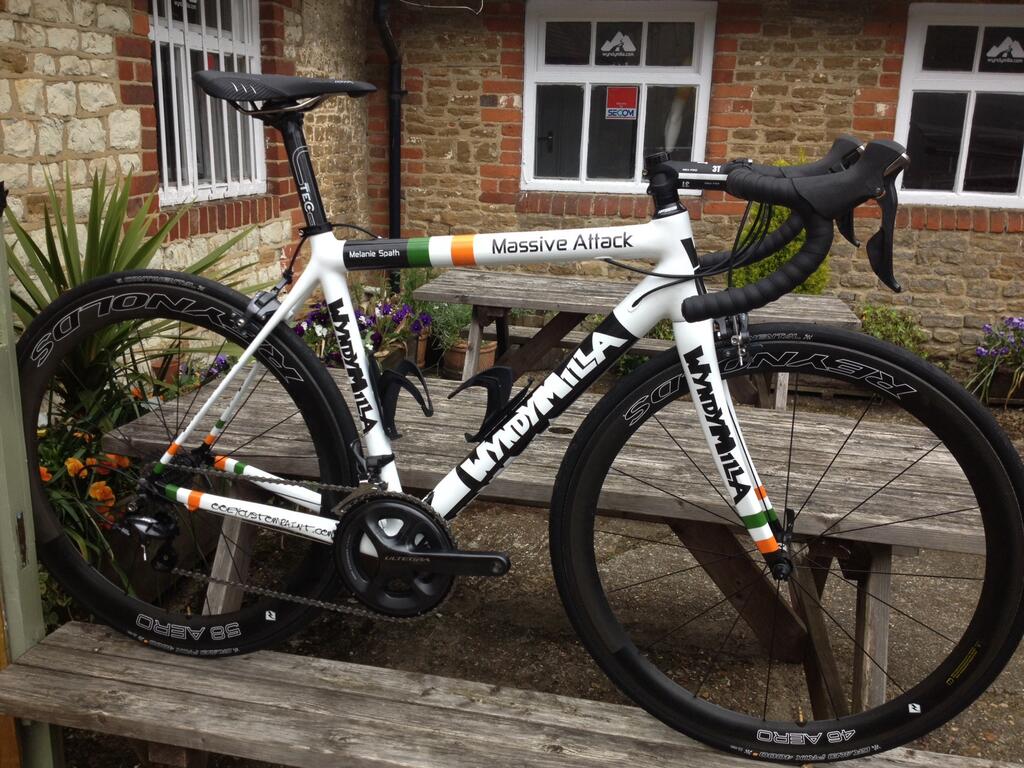 Bng0qr7CEAEkPOf.jpg:large