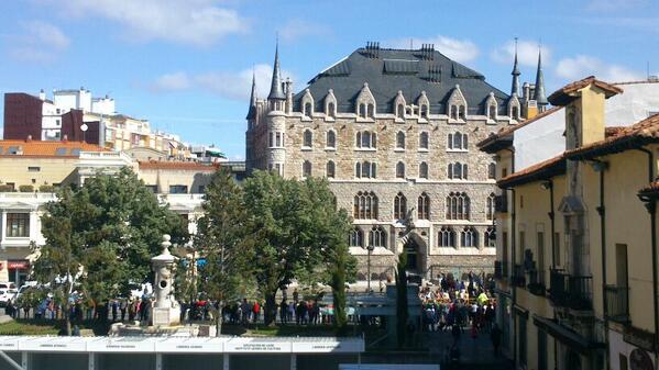 Esta es la imagen que tenemos hoy en #León, la cola de gente para entrar en el #palaciodelosguzmanes 
#leonesp