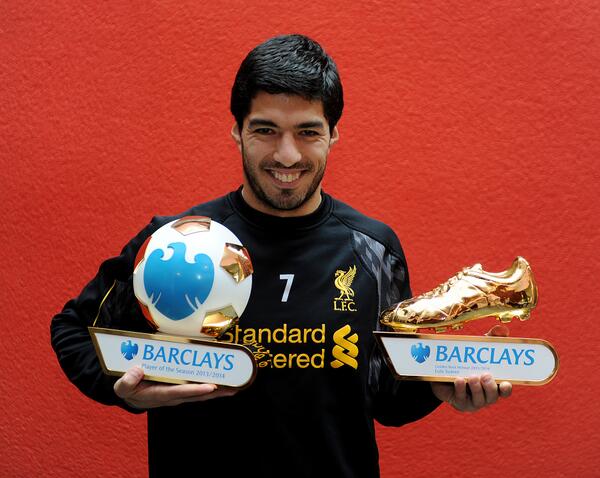 PHOTO: <a href="/luis16suarez/">Luis Suárez</a> is named as Barclays Player of the Season and also collects the Golden Boot award #LFC