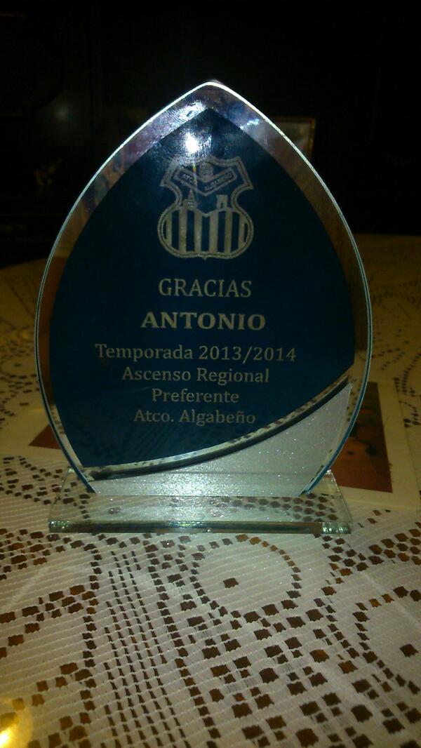 myriamlopezmor's tweet photo. Gran detalle del @AAlgabeno  para mi abuelo #elmasrenegondelcampofutbol http://t.co/kdNQkRgWQq