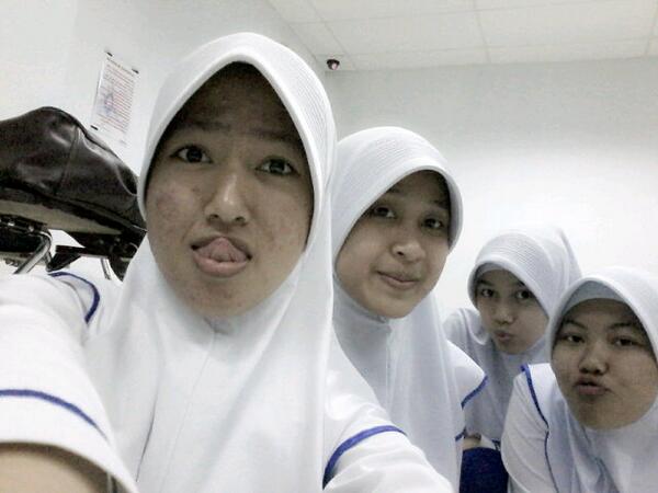 ulfahtw's tweet photo. Asal bukan bidan alay :* "@dearflowery: Bidan kece "@elsaasliani: @dearflowery @ulfahtw @SitiAmeliaN http://t.co/oKXNOfLxAl""