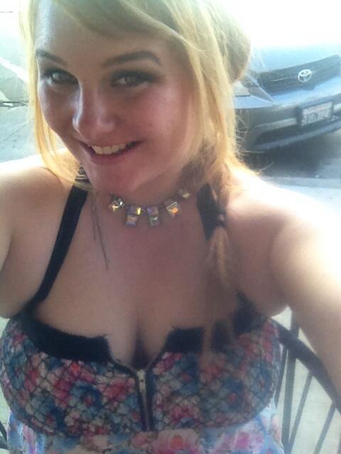 PetreHailey's tweet photo. I'm going back to Facebook, #butfirstletmetakeaselfie http://t.co/dklsLHUZ2K