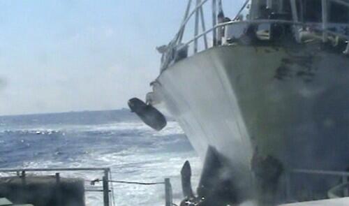 suzy_kitb's tweet photo. RT@tuoitrenewsvn Chinese vessel rams, destroys railing of #Vietnam Coast Guard ship http://t.co/4bdD61Zp4S  http://t.co/DghWS6Fzag
