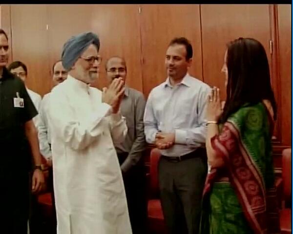 ANI's tweet photo. Delhi: Prime Minister Manmohan Singh thanks staff in South Block who bid farewell to him http://t.co/0ZWJ6WPxnZ