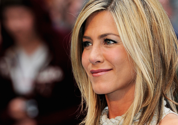 marieclaire's tweet photo. Why Jennifer Aniston’s hair broke the internet http://t.co/NSeMhJQnNn http://t.co/RUW1izFYS0