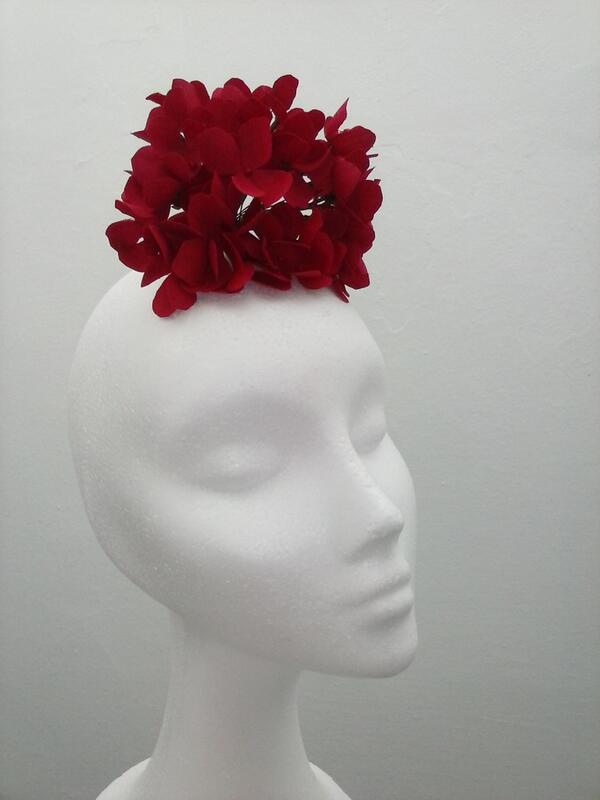 TocadosCF's tweet photo. Mari va a ir guapisima a la Cruz de El Viso del Alcor con su ramillete de hortensias totalmente  artesanal  ;-P http://t.co/sIIfW1r8Ii