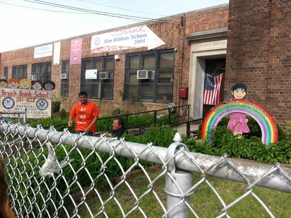 RoofersLocal36's tweet photo. @shavarjeffries workers blocking polling station at branch brook school. @rasjbaraka #rasup #BELIEVEINNEWARK http://t.co/dckxUf1yYL