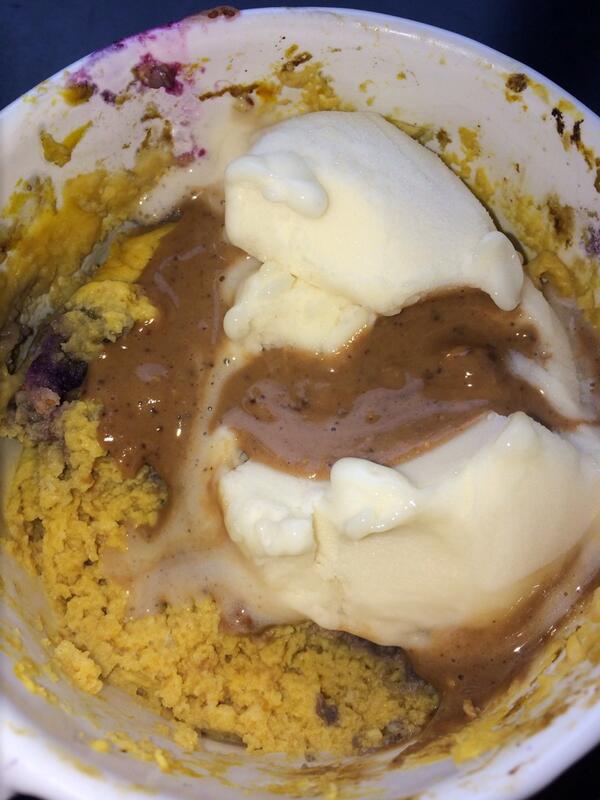 Muscleheadchick's tweet image. 4 ingredient butternut squash blueberry muffin😳