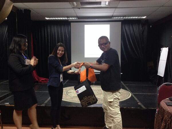 Penyerahan apresiasi dari Event Manager Jepret Jakarta kepada Mr. <a href="/arbainrambey/">Arbain Rambey (Opung Gijul)</a>