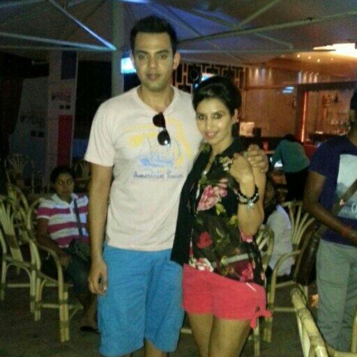 Look who is there to pep up #beautynblogger #cyrussahukar @AmericanSwan @FameBoxNetwork