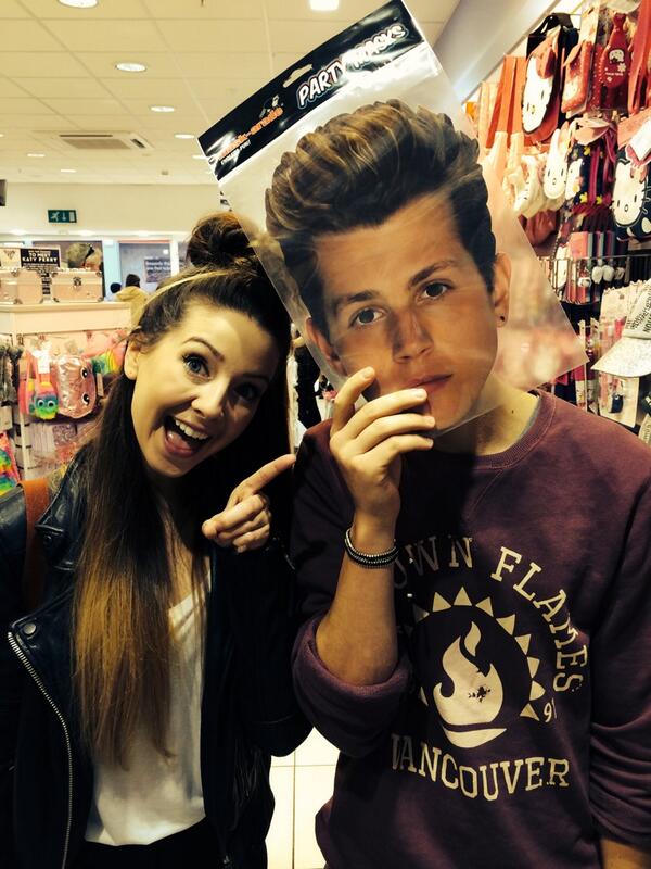 Joe_Sugg's tweet photo. .@TheVampsJames @ZozeeBo ello mate http://t.co/qb0hHwZDDU