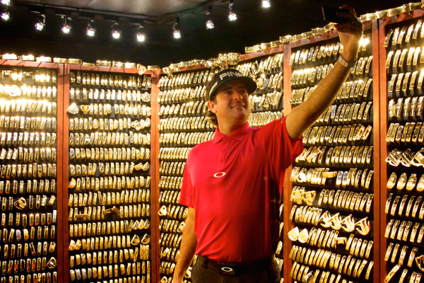 That’s #Masters Champion <a href="/bubbawatson/">bubba watson</a> grabbing a #selfie in the Gold Putter Vault at PING HQ. #BubbaDay