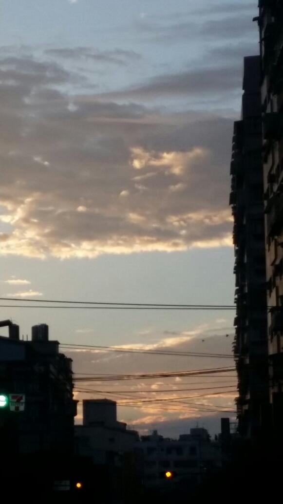 ec_eecc's tweet image. 清晨公車回家囉！
雲很美，希望新一代展出順利，
雖然我沒入選，但此屆展出的作品很精采