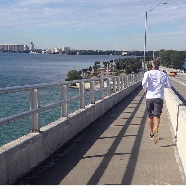 EdYoung's tweet photo. Running...running...running... #RunningToFollow https://t.co/NWTyl8DO5F http://t.co/LuriVd1fbe