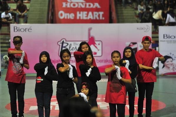 Cc : <a href="/FSOS_SQUAD/">FSOS PONTIANAK</a> "<a href="/DBLpontianak/">DBL West Borneo</a>: Yg ini aksi dance SMAN 5 Pontianak lho. #Galeri #HondaDBL2014 "
