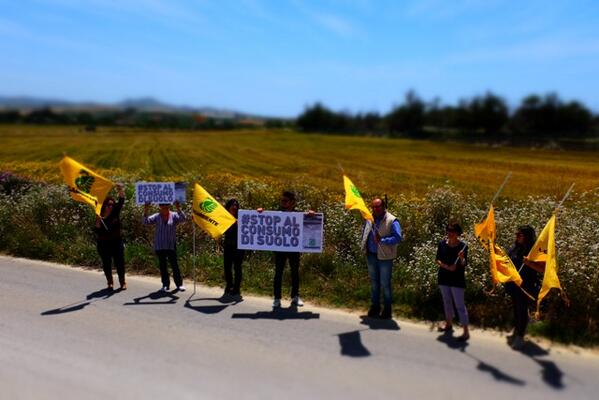 LegambienteAg's tweet photo. I volontari del nostro circolo dicono #stopalconsumodisuolo #zingarello #agrigento http://t.co/i2mB7bYNNs