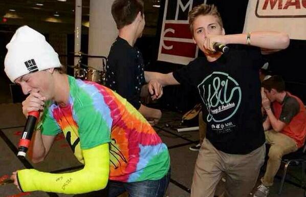 MatthewEspinosa's tweet image. Me and @taylorcaniff gettin hype on stage #callmestevo