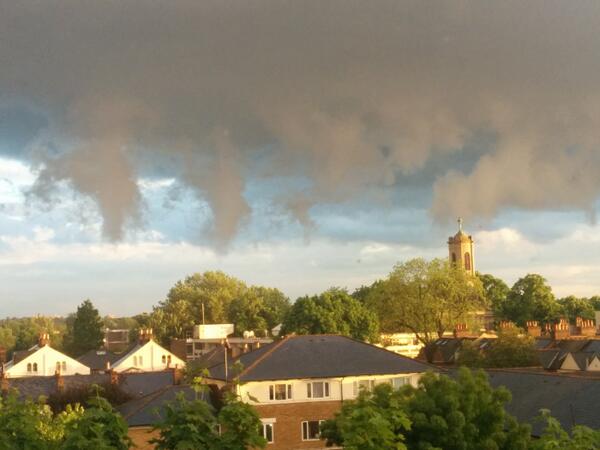 BrotherNex's tweet photo. Tornado forming over Hammersmith http://t.co/mzBRYzfFiR