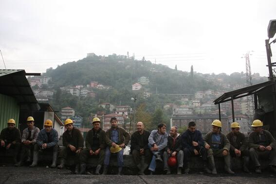 CetinOnur's tweet photo. Bir çok kez yaşanmış felaketi bile bile çalışmak...nasıl bir fedakarlıktır bu #Soma dualarımız onlarla http://t.co/L9uHtbOlmW