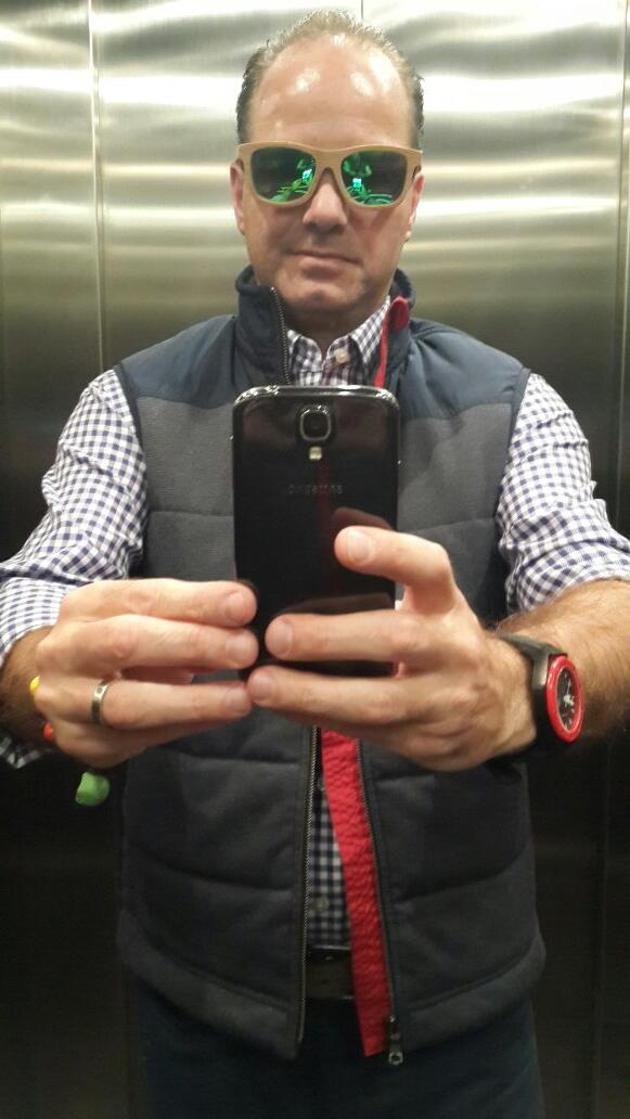 GarciaPosti's tweet photo. Me esta gustando este pedo de tomarme fotos de adolescente enfrente del espejo. Vámonos a comer con @RoskaPerez. http://t.co/8w1YpH3E0Z